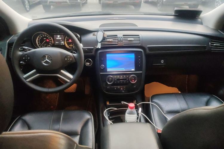 Used Mercedes-Benz R-Class 2017 R 320 4MATIC Business Edition Prestige Model Center Console