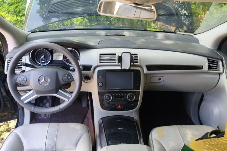 Used Mercedes-Benz R-Class 2017 R 320 4MATIC Business Edition Prestige Model Center Console