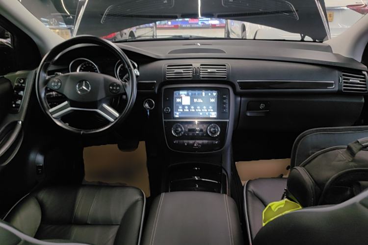 Used Mercedes-Benz R-Class 2017 R 320 4MATIC Business Edition Prestige Model Center Console