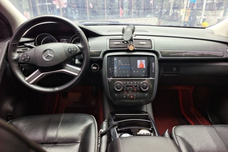 Used Mercedes-Benz R-Class 2017 R 320 4MATIC Business Edition Prestige Model Center Console