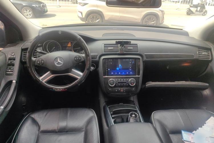 Used Mercedes-Benz R-Class 2017 R 320 4MATIC Business Edition Prestige Model Center Console