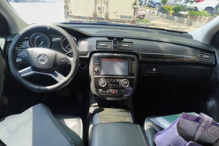 Used Mercedes-Benz R-Class 2017 R 320 4MATIC Business Edition Prestige Model Center Console