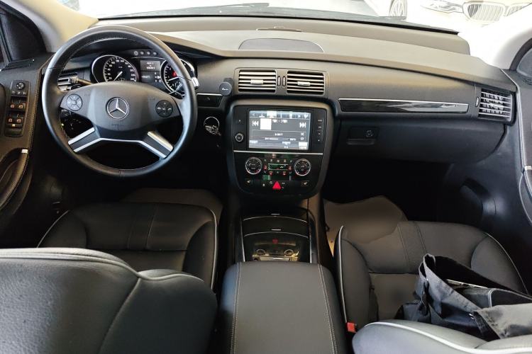 Used Mercedes-Benz R-Class 2017 R 320 4MATIC Business Edition Prestige Model Center Console