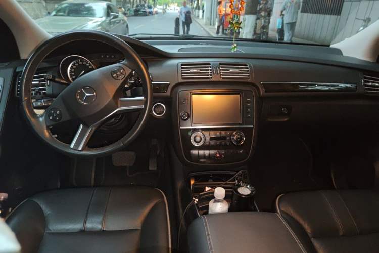 Used Mercedes-Benz R-Class 2017 R 320 4MATIC Business Edition Prestige Model Center Console
