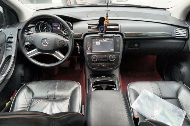 Used Mercedes-Benz R-Class 2017 R 320 4MATIC Business Edition Prestige Model Center Console