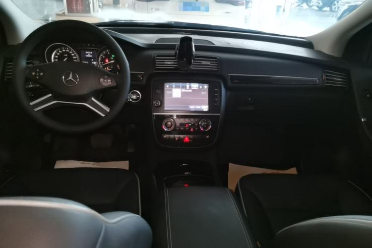 Used Mercedes-Benz R-Class 2017 R 320 4MATIC Business Edition Prestige Model Center Console