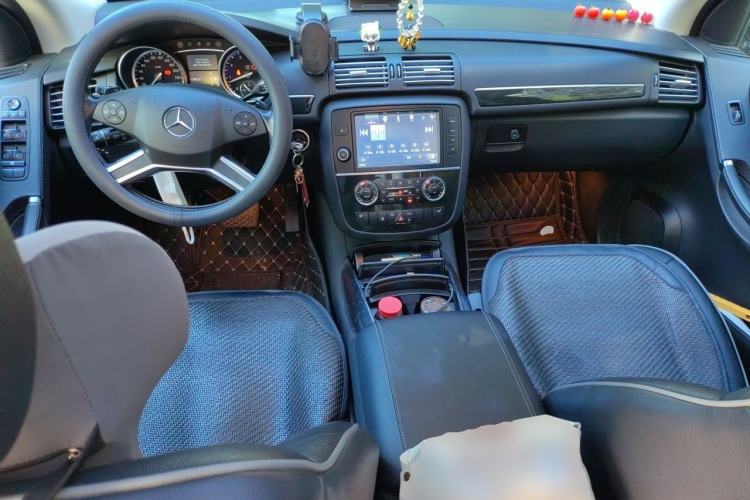Used Mercedes-Benz R-Class 2017 R 320 4MATIC Business Edition Prestige Model Center Console