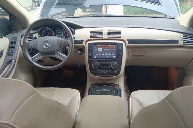 Used Mercedes-Benz R-Class 2017 R 320 4MATIC Business Edition Prestige Model Center Console