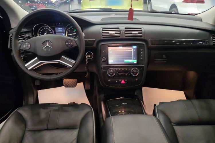 Used Mercedes-Benz R-Class 2017 R 320 4MATIC Business Edition Prestige Model Center Console
