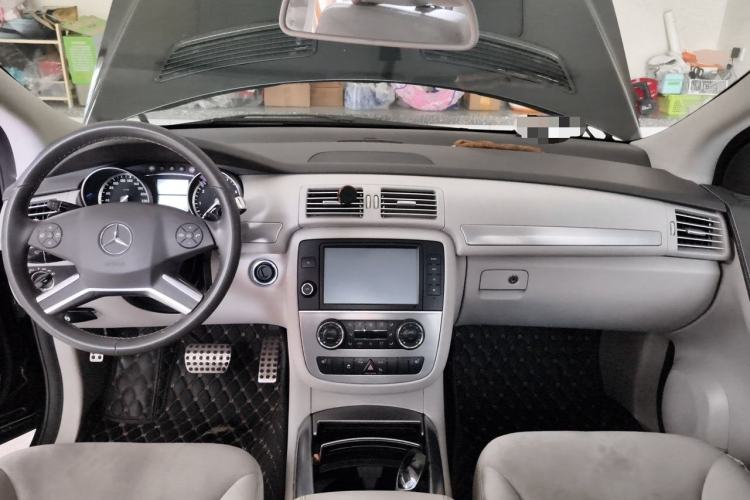 Used Mercedes-Benz R-Class 2017 R 320 4MATIC Business Edition Prestige Model Center Console