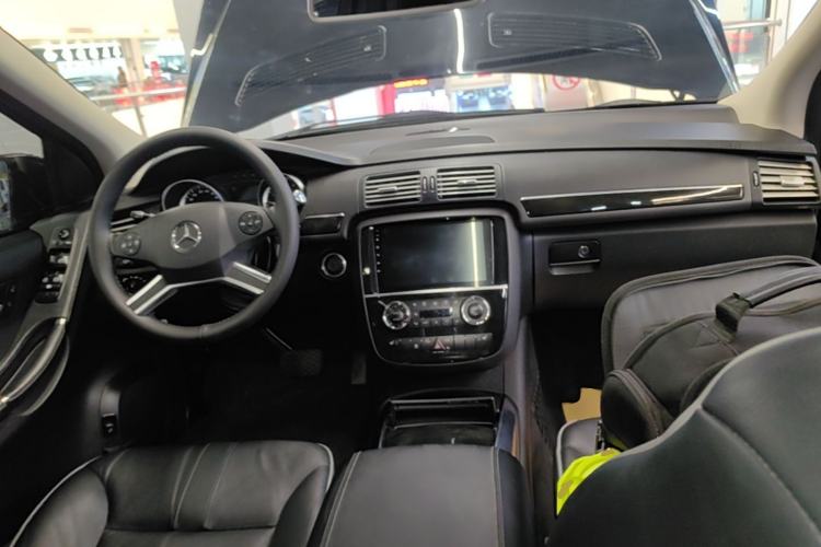 Used Mercedes-Benz R-Class 2017 R 320 4MATIC Business Edition Prestige Model Center Console