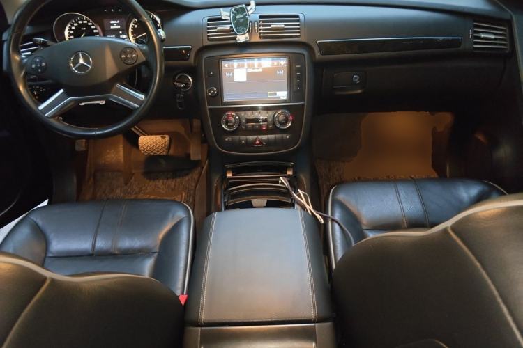 Used Mercedes-Benz R-Class 2017 R 320 4MATIC Business Edition Prestige Model Center Console