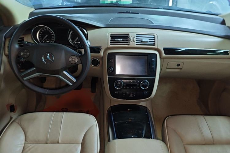 Used Mercedes-Benz R-Class 2017 R 320 4MATIC Business Edition Prestige Model Center Console