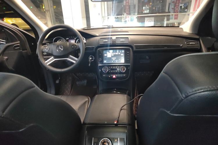 Used Mercedes-Benz R-Class 2017 R 320 4MATIC Business Edition Prestige Model Center Console