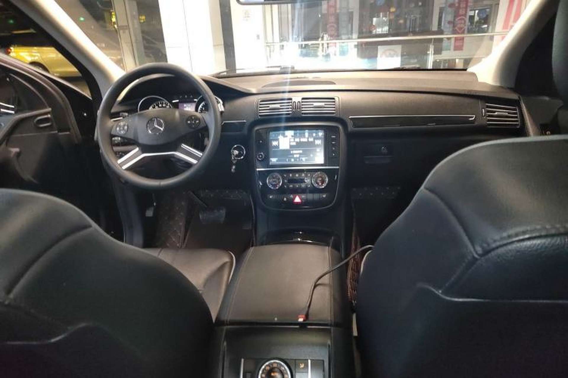 Used Mercedes-Benz R-Class 2017 R 320 4MATIC Business Edition Prestige Model Center Console