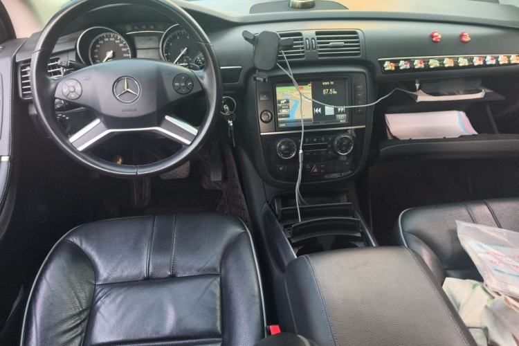 Used Mercedes-Benz R-Class 2017 R 320 4MATIC Business Edition Prestige Model Center Console