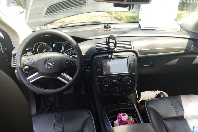 Used Mercedes-Benz R-Class 2017 R 320 4MATIC Business Edition Prestige Model Center Console