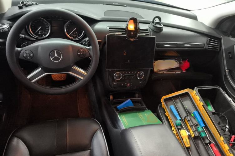Used Mercedes-Benz R-Class 2017 R 320 4MATIC Business Edition Prestige Model Center Console