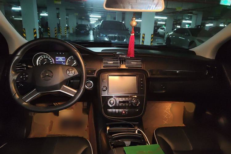 Used Mercedes-Benz R-Class 2017 R 320 4MATIC Luxury Collection Edition Center Console