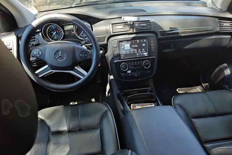 Used Mercedes-Benz R-Class 2017 R 320 4MATIC Business Edition Prestige Model Center Console