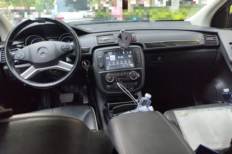 Used Mercedes-Benz R-Class 2017 R 320 4MATIC Business Edition Prestige Model Center Console