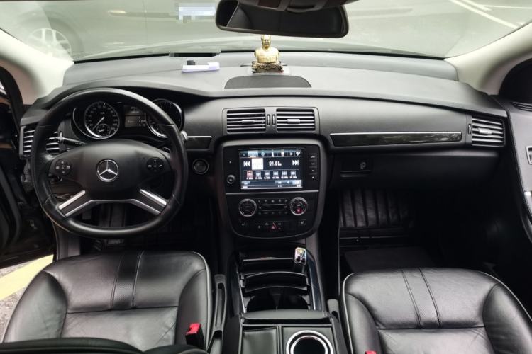 Used Mercedes-Benz R-Class 2017 R 400 4MATIC Exclusive Edition Center Console