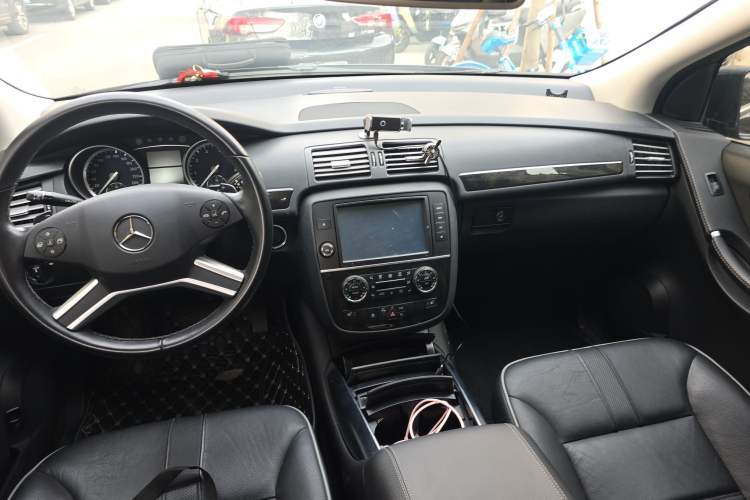 Used Mercedes-Benz R-Class 2017 R 320 4MATIC Business Edition Prestige Model Center Console