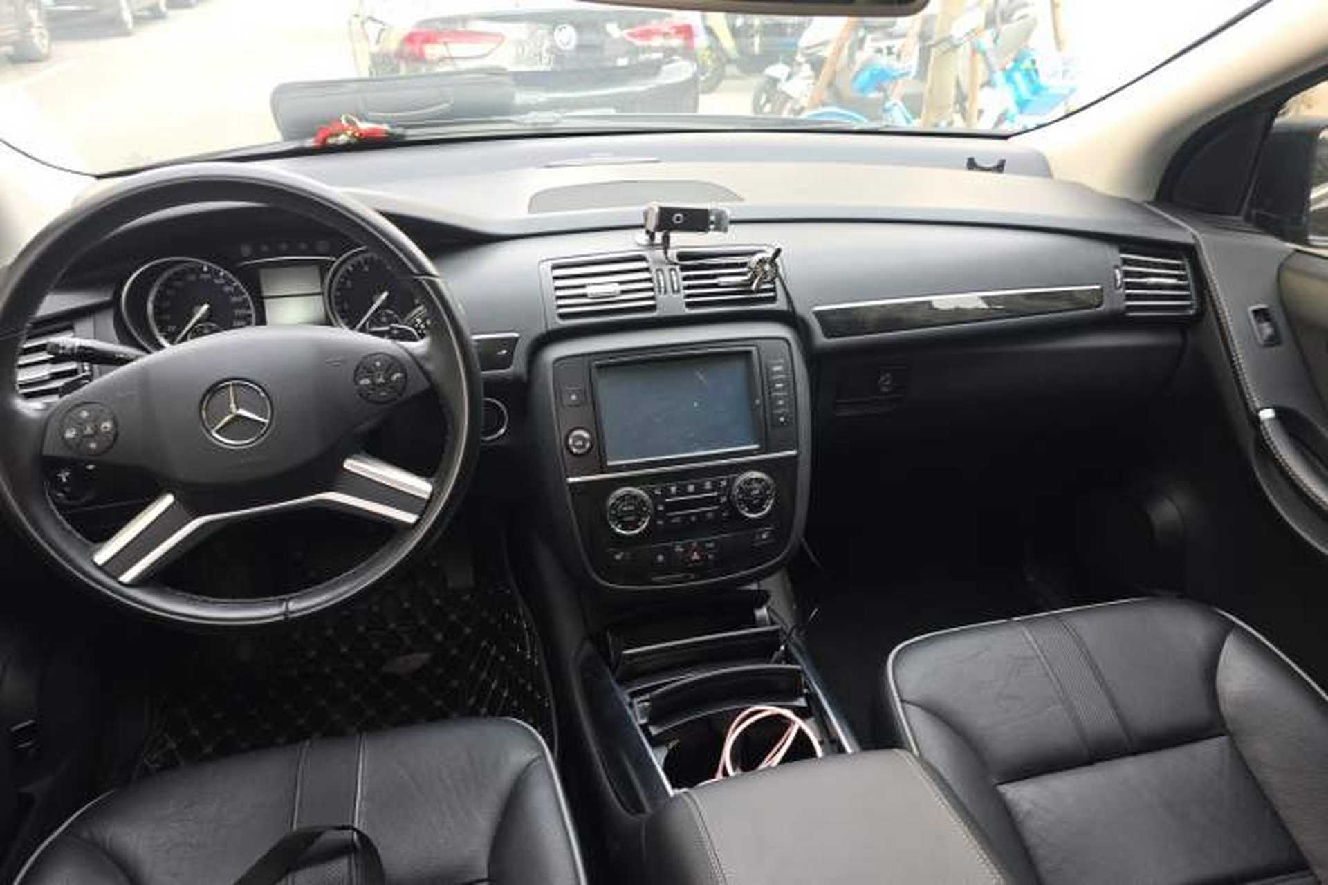 Used Mercedes-Benz R-Class 2017 R 320 4MATIC Business Edition Prestige Model Center Console