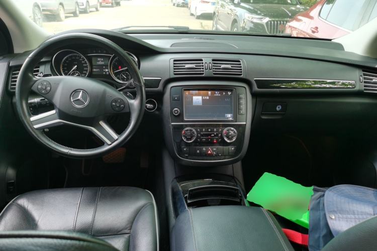 Used Mercedes-Benz R-Class 2017 R 320 4MATIC Business Edition Prestige Model Center Console