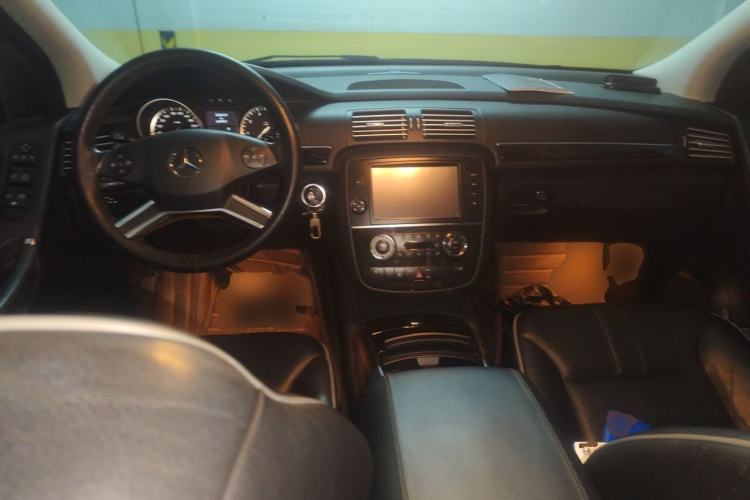 Used Mercedes-Benz R-Class 2017 R 320 4MATIC Business Edition Prestige Model Center Console