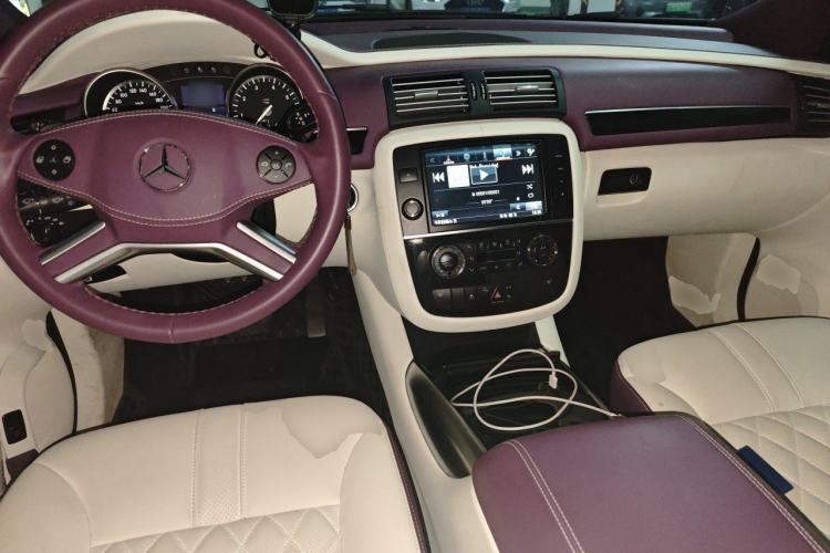 Used Mercedes-Benz R-Class 2017 R 320 4MATIC Business Edition Prestige Model Center Console