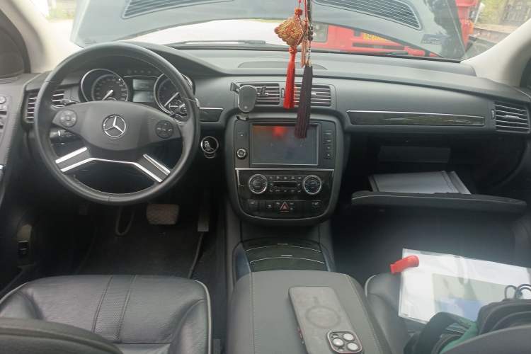Used Mercedes-Benz R-Class 2017 R 320 4MATIC Business Edition Prestige Model Center Console