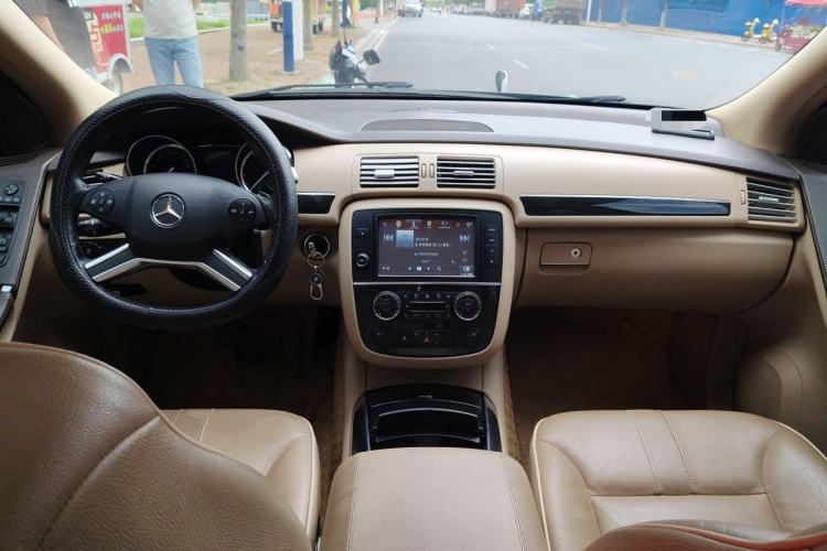 Used Mercedes-Benz R-Class 2017 R 320 4MATIC Luxury Collection Edition Center Console