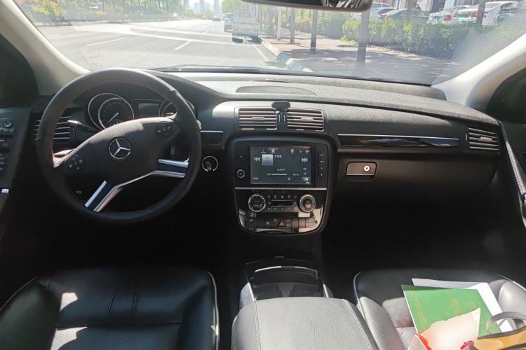 Used Mercedes-Benz R-Class 2017 R 320 4MATIC Business Edition Prestige Model Center Console