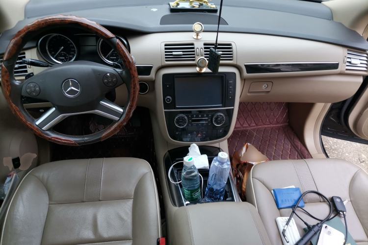 Used Mercedes-Benz R-Class 2017 R 320 4MATIC Business Edition Prestige Model Center Console