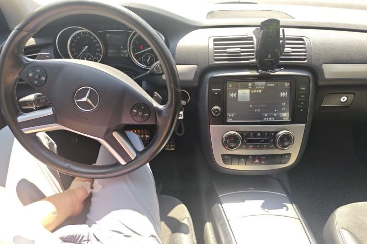 Used Mercedes-Benz R-Class 2017 R 320 4MATIC Business Edition Prestige Model Center Console