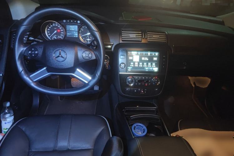 Used Mercedes-Benz R-Class 2017 R 320 4MATIC Luxury Collection Edition Center Console