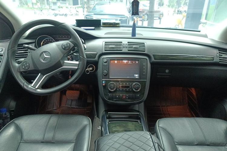 Used Mercedes-Benz R-Class 2017 R 320 4MATIC Business Edition Prestige Model Center Console