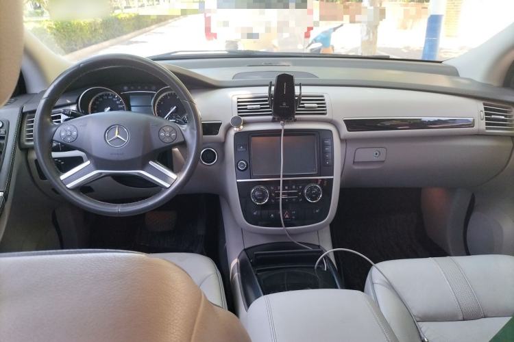 Used Mercedes-Benz R-Class 2017 R 320 4MATIC Business Edition Prestige Model Center Console
