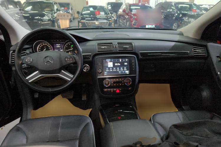 Used Mercedes-Benz R-Class 2017 R 320 4MATIC Business Edition Prestige Model Center Console