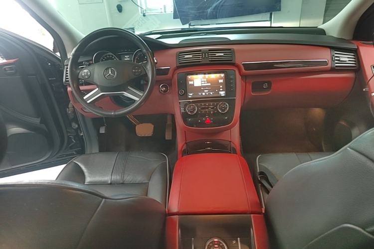 Used Mercedes-Benz R-Class 2017 R 320 4MATIC Business Edition Prestige Model Center Console