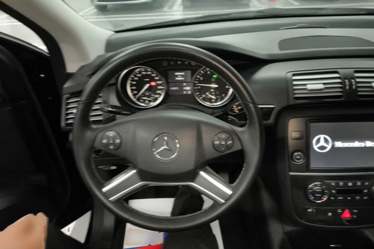 Used Mercedes-Benz R-Class 2017 R 320 4MATIC Business Edition Prestige Model Center Console