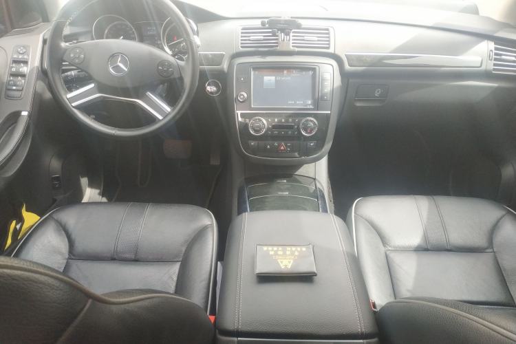 Used Mercedes-Benz R-Class 2017 R 320 4MATIC Business Edition Prestige Model Center Console