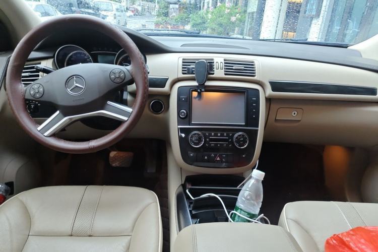 Used Mercedes-Benz R-Class 2017 R 320 4MATIC Business Edition Prestige Model Center Console