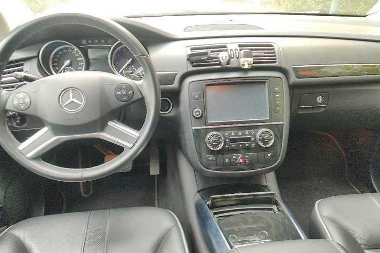Used Mercedes-Benz R-Class 2017 R 320 4MATIC Business Edition Prestige Model Center Console