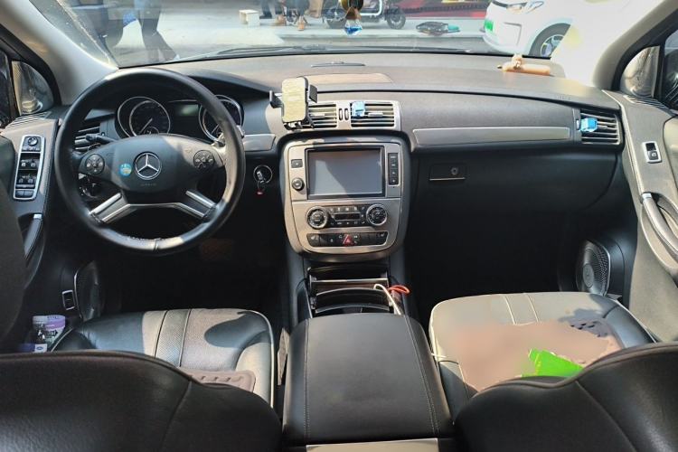 Used Mercedes-Benz R-Class 2017 R 320 4MATIC Business Edition Prestige Model Center Console