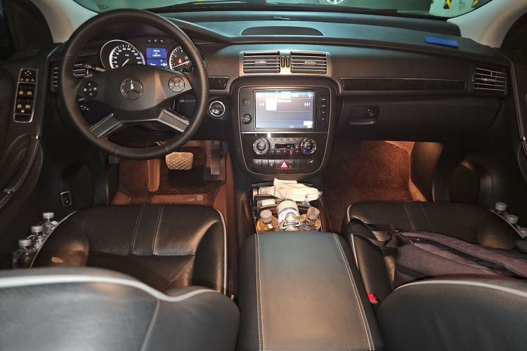 Used Mercedes-Benz R-Class 2017 R 320 4MATIC Business Edition Prestige Model Center Console