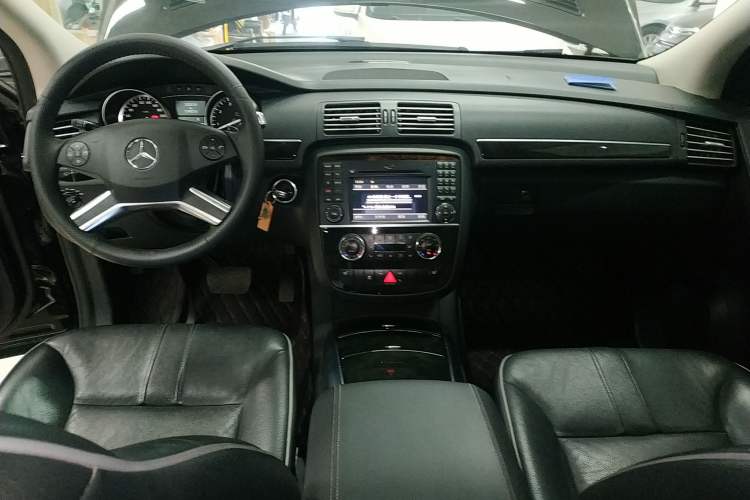 Used Mercedes-Benz R-Class 2017 R 320 4MATIC Business Edition Prestige Model Center Console