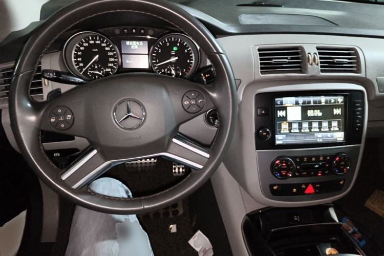 Used Mercedes-Benz R-Class 2017 R 320 4MATIC Business Edition Prestige Model Center Console