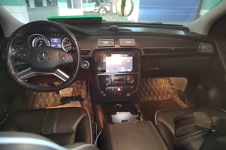Used Mercedes-Benz R-Class 2017 R 320 4MATIC Luxury Collection Edition Center Console